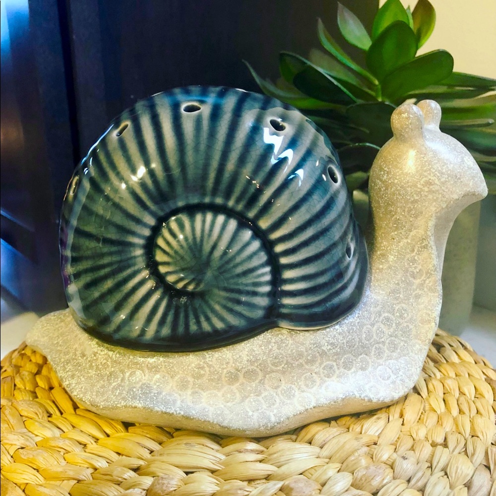 Scentsy snail element warmer